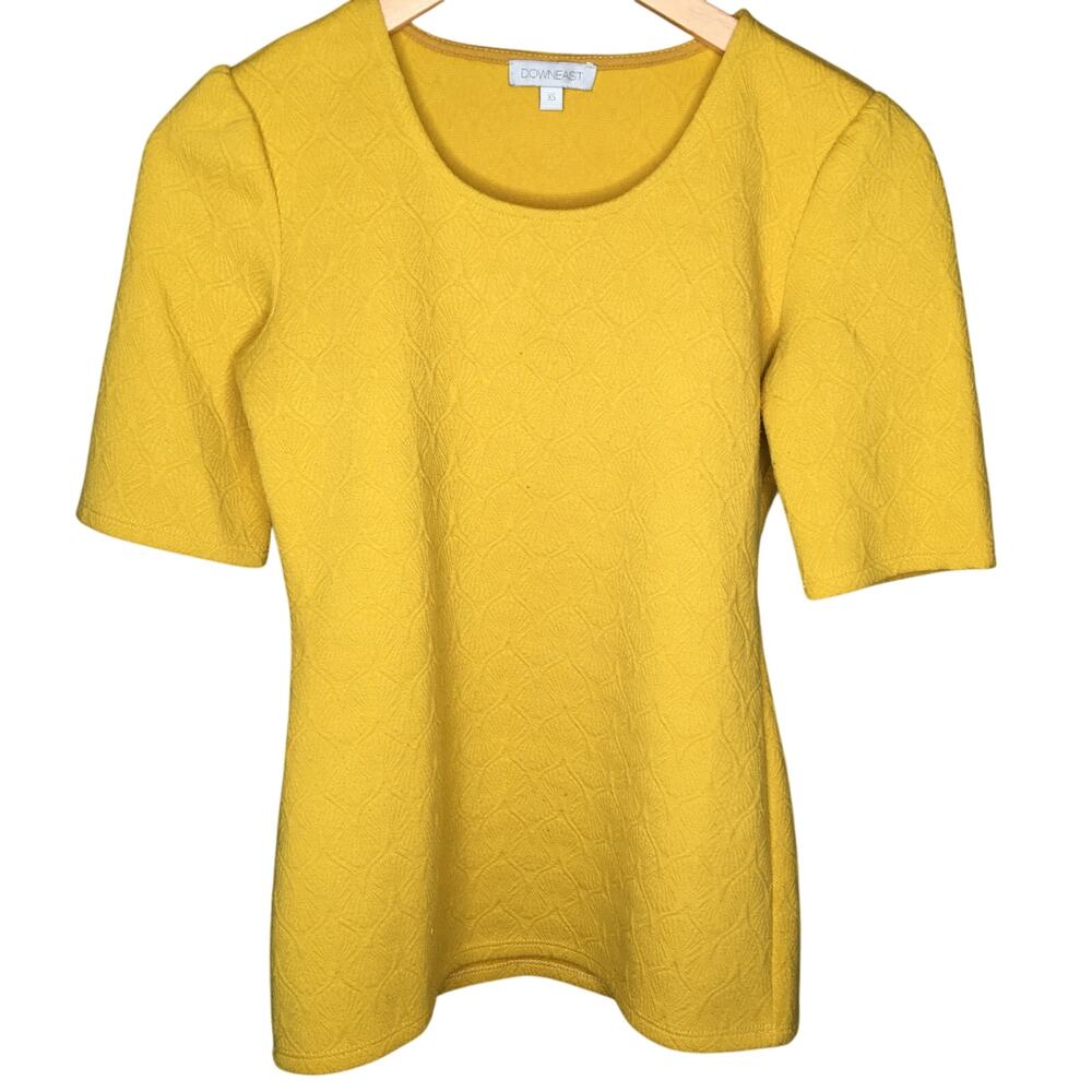 Downeast Women's Size XS Top Blouse Scoop Neck Knit Yellow Half Sleeve